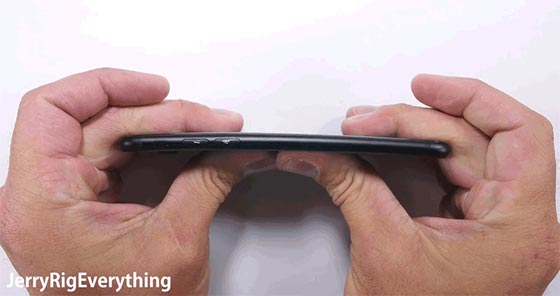  بعض المهووسين اشتروا آيفون 7.. كي يحطموه! صورة رقم 6