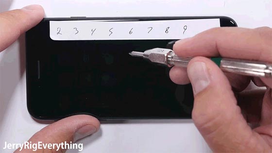  بعض المهووسين اشتروا آيفون 7.. كي يحطموه! صورة رقم 2