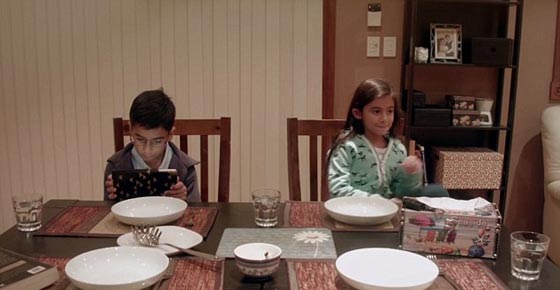فيديو مضحك: هكذا يسبب الواي فاي تشتت الاسرة.. والحل هو (دولميو)! صورة رقم 9