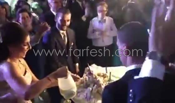 فيديو.. عروس اردنية تطبخ لعريسها المنسف وتطعمه بيديها وسط المدعوين صورة رقم 1