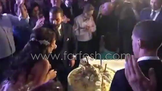 فيديو.. عروس اردنية تطبخ لعريسها المنسف وتطعمه بيديها وسط المدعوين صورة رقم 2