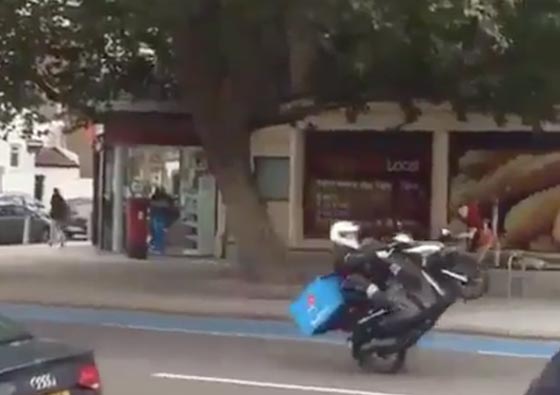 فيديو مضحك.. دومينوز بيتزا على عجلة واحدة! فماذا كانت النتيجة؟ صورة رقم 1