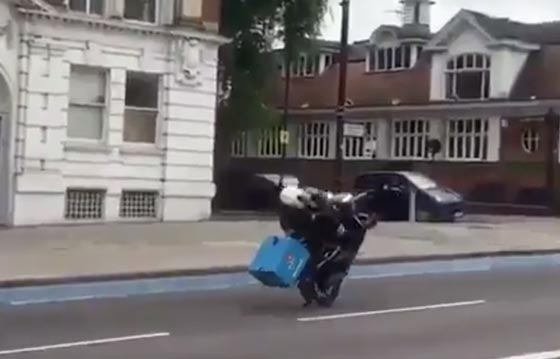 فيديو مضحك.. دومينوز بيتزا على عجلة واحدة! فماذا كانت النتيجة؟ صورة رقم 2