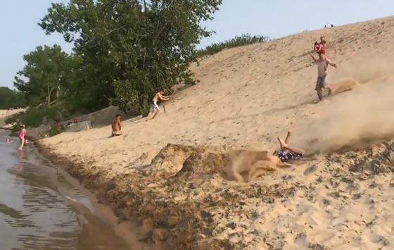 فيديو طريف.. سقطات مدوية لاشخاص اثناء استعراض مهاراتهم صورة رقم 13