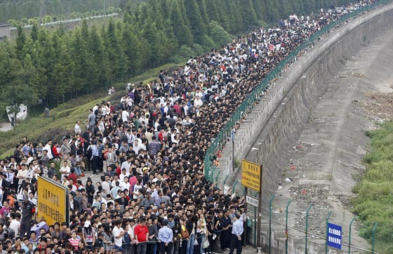 صور غريبة: لن تصدّق ما يسببه الازدحام الخانق في الصين! صورة رقم 12
