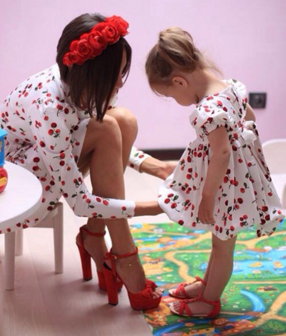 صور امهات وبناتهن: نسخة طبق الأصل و (فولة وانقسمن نصّين) صورة رقم 1