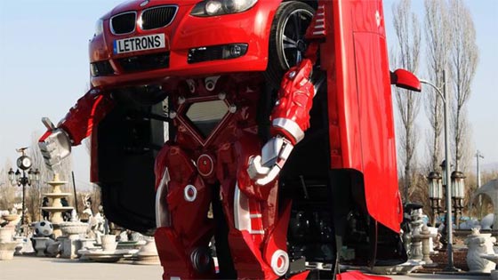 سيارة BMW تتحول إلى روبوت 