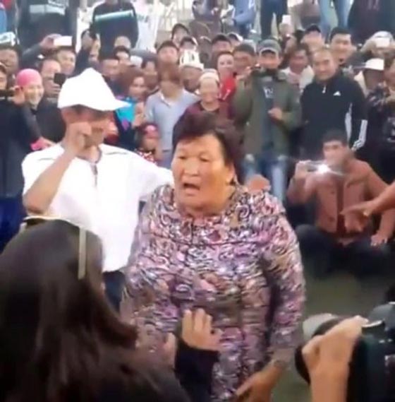 مجموعة من العجائز في وصلة رقص شبابية صورة رقم 4