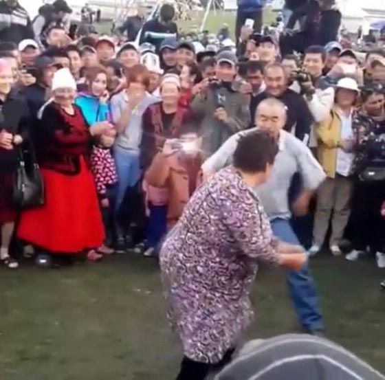مجموعة من العجائز في وصلة رقص شبابية صورة رقم 1