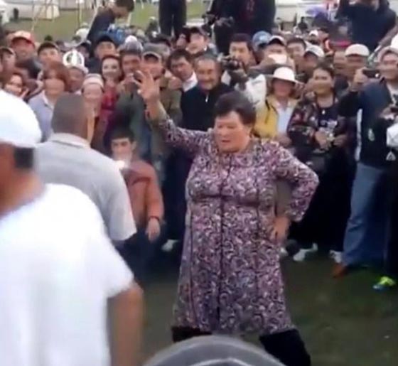 مجموعة من العجائز في وصلة رقص شبابية صورة رقم 2