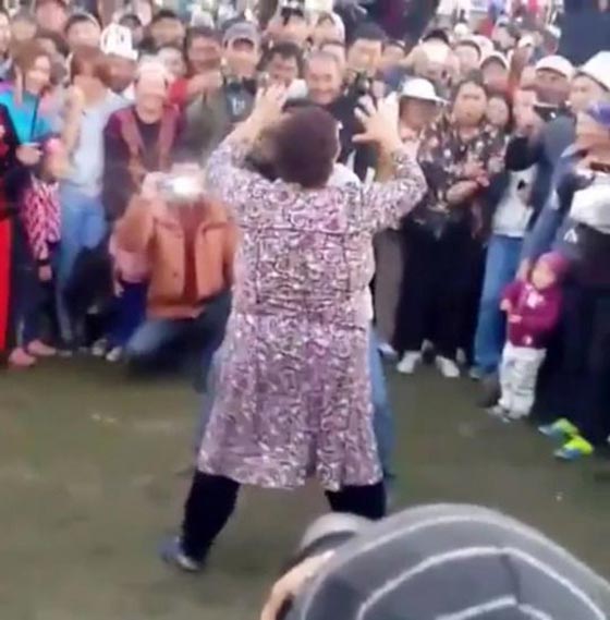 مجموعة من العجائز في وصلة رقص شبابية صورة رقم 3
