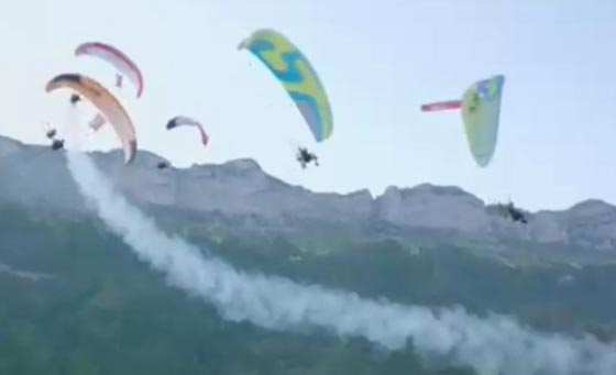 هواة الطيران يستعرضون مهاراتهم في مسابقة كأس ايكاروس صورة رقم 2