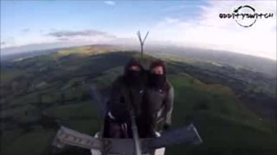 فيديو: مغامران يتحديان الموت ويتسلقان قمة برج تلفزيوني لالتقاط سيلفي! صورة رقم 2 فيديو: مغامران يتحديان الموت ويتسلقان قمة برج تلفزيوني لالتقاط سيلفي! صورة رقم 2