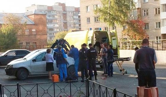 الحب مجنون: صور مراهق روسي يقفز من اعلى طابق ليبهر محبوبته! صورة رقم 6