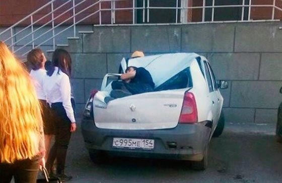 الحب مجنون: صور مراهق روسي يقفز من اعلى طابق ليبهر محبوبته! صورة رقم 1