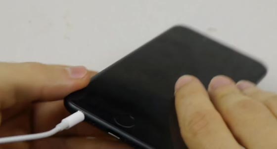 فيديو ساخر لحفر فتحة في ايفون 7 لسماعة الرأس يدمر مئات الاجهزة! صورة رقم 2