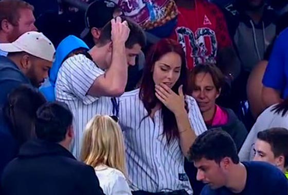فيديو طلب زواج رومانسي ينتهي بموقف محرج لشاب وسط آلاف الجماهير  صورة رقم 1