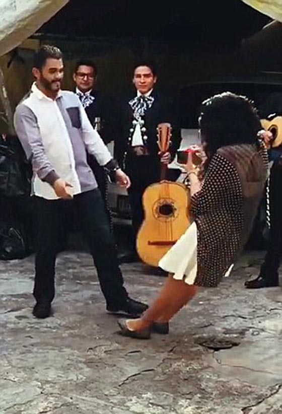 فيديو طريف.. فتاة تصاب بالاغماء عندما تقدم حبيبها بطلب الزواج صورة رقم 1