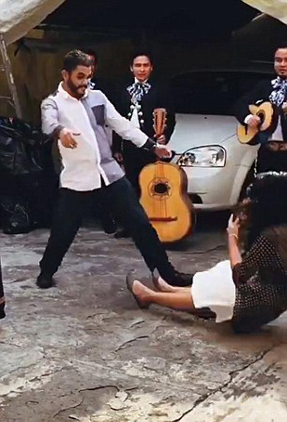 فيديو طريف.. فتاة تصاب بالاغماء عندما تقدم حبيبها بطلب الزواج صورة رقم 2