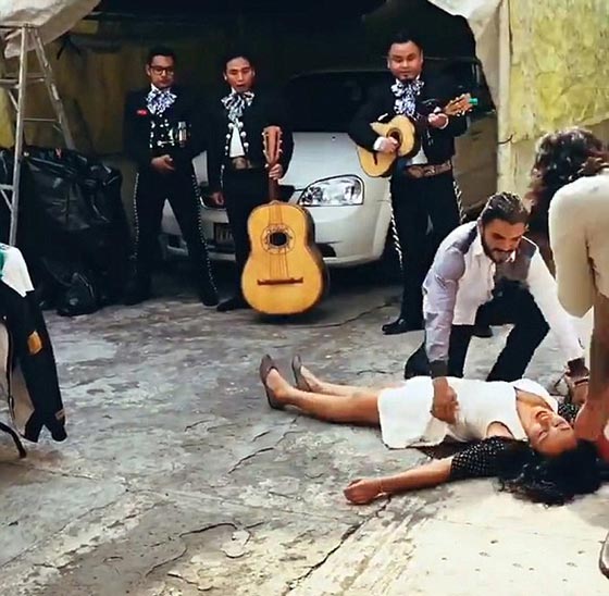فيديو طريف.. فتاة تصاب بالاغماء عندما تقدم حبيبها بطلب الزواج صورة رقم 3