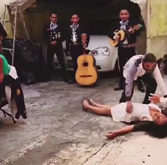 فيديو طريف.. فتاة تصاب بالاغماء عندما تقدم حبيبها بطلب الزواج صورة رقم 4