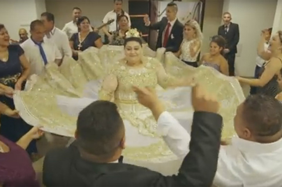 عريس غجري يغرق عروسه بالذهب والنقود من فئة 500 يورو صورة رقم 8