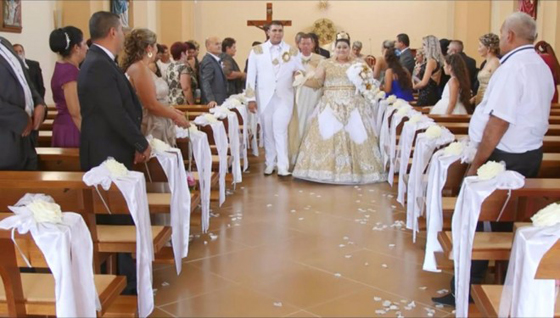 عريس غجري يغرق عروسه بالذهب والنقود من فئة 500 يورو صورة رقم 9