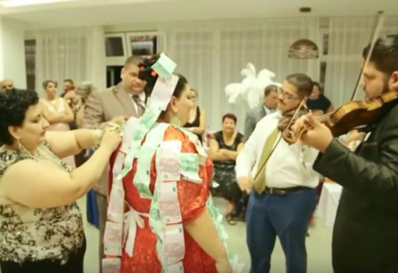 عريس غجري يغرق عروسه بالذهب والنقود من فئة 500 يورو صورة رقم 10