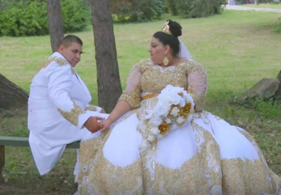 عريس غجري يغرق عروسه بالذهب والنقود من فئة 500 يورو صورة رقم 11