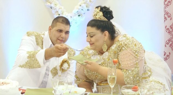 عريس غجري يغرق عروسه بالذهب والنقود من فئة 500 يورو صورة رقم 4