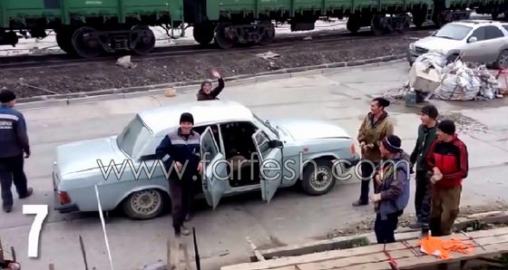 فيديو طريف: هل يمكنك ان تخمّن عدد العمال الروس في هذه السيارة؟ صورة رقم 3 فيديو طريف: هل يمكنك ان تخمّن عدد العمال الروس في هذه السيارة؟ صورة رقم 3