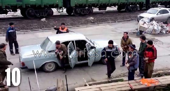 فيديو طريف: هل يمكنك ان تخمّن عدد العمال الروس في هذه السيارة؟ صورة رقم 4 فيديو طريف: هل يمكنك ان تخمّن عدد العمال الروس في هذه السيارة؟ صورة رقم 4