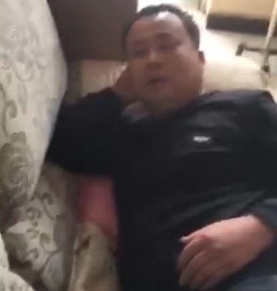 فيديو مضحك: أصوات شخير طريفة وغريبة لرجل نائم وسط اصدقائه صورة رقم 2 فيديو مضحك: أصوات شخير طريفة وغريبة لرجل نائم وسط اصدقائه صورة رقم 2