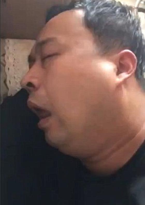 فيديو مضحك: أصوات شخير طريفة وغريبة لرجل نائم وسط اصدقائه صورة رقم 1 فيديو مضحك: أصوات شخير طريفة وغريبة لرجل نائم وسط اصدقائه صورة رقم 1