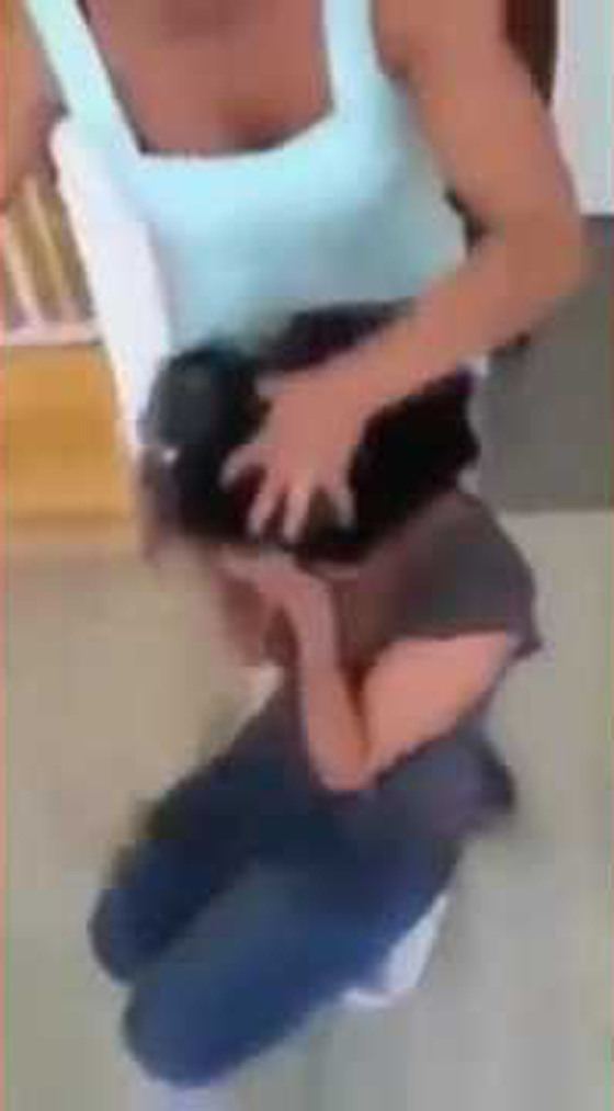 فيديو صادم: ام تحلق شعر ابنتها لتعاقبها وتعلمها درسا في الاخلاق!  صورة رقم 1
