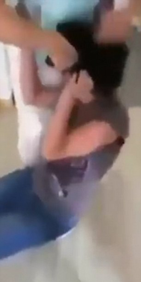 فيديو صادم: ام تحلق شعر ابنتها لتعاقبها وتعلمها درسا في الاخلاق!  صورة رقم 2