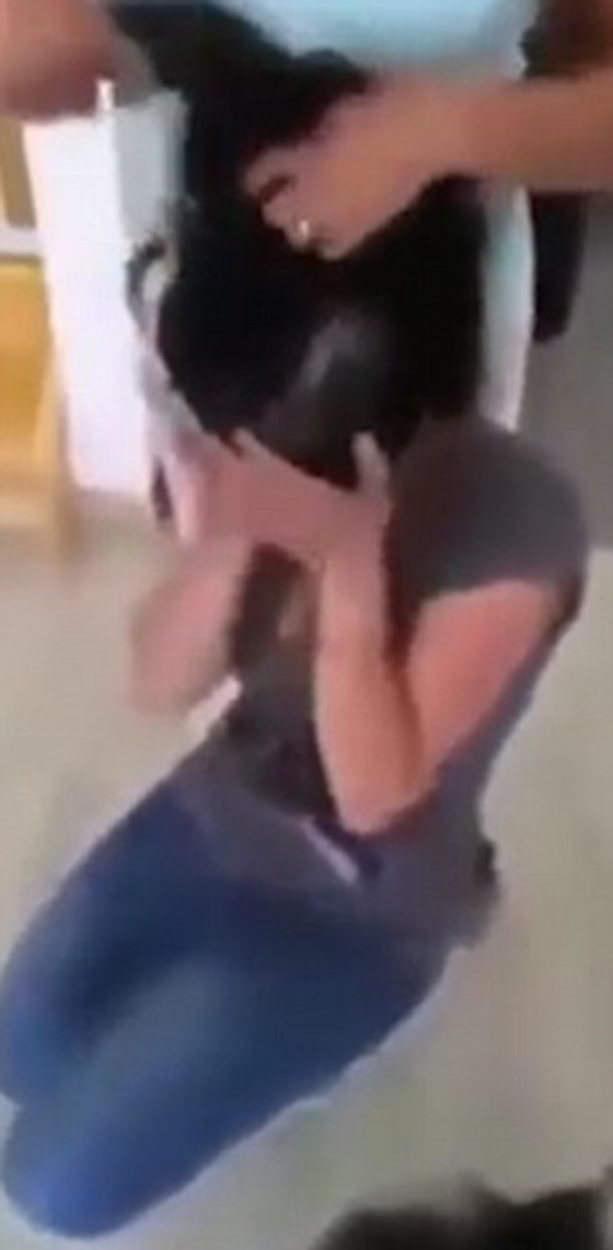 فيديو صادم: ام تحلق شعر ابنتها لتعاقبها وتعلمها درسا في الاخلاق!  صورة رقم 3