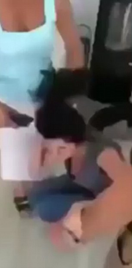 فيديو صادم: ام تحلق شعر ابنتها لتعاقبها وتعلمها درسا في الاخلاق!  صورة رقم 4