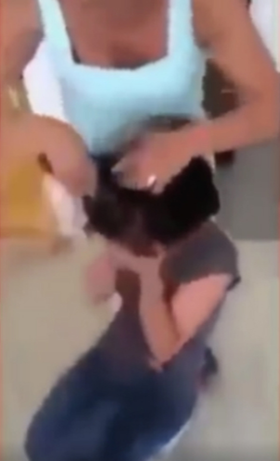 فيديو صادم: ام تحلق شعر ابنتها لتعاقبها وتعلمها درسا في الاخلاق!  صورة رقم 6