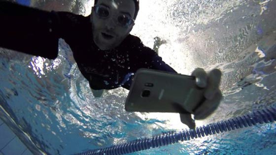 ماذا حدث لهاتفي آيفون 7 و جالكسي S7 تحت الماء؟ صورة رقم 1