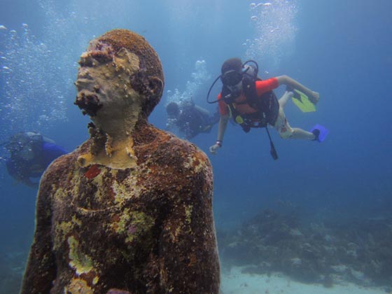 متحف غارق تحت الماء في كانكون يضم اكثر من 500 منحوتة!   صورة رقم 3