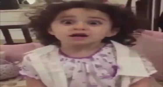 فيديو مؤثر.. طفلة سورية تواسي والدتها وتدهش الآلاف صورة رقم 1