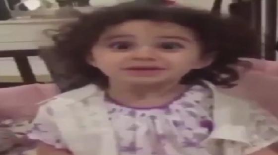 فيديو مؤثر.. طفلة سورية تواسي والدتها وتدهش الآلاف صورة رقم 3