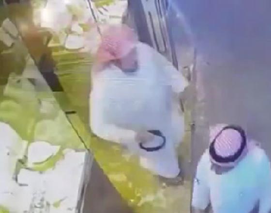 فيديو طريف لصاحب محل مجوهرات يطارد فأرا وهو بحالة هلع صورة رقم 2