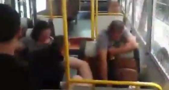 سائق حافلة يوثق ولادة امرأة كانت تسافر معه داخل الباص.. فيديو صورة رقم 1