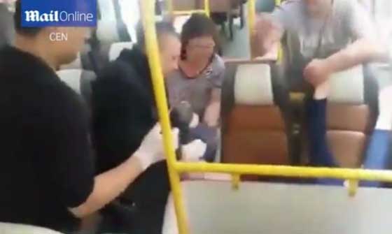 سائق حافلة يوثق ولادة امرأة كانت تسافر معه داخل الباص.. فيديو صورة رقم 2