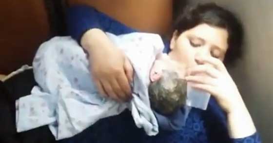 سائق حافلة يوثق ولادة امرأة كانت تسافر معه داخل الباص.. فيديو صورة رقم 3
