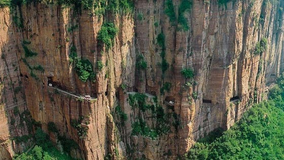 صور اخطر طريق في العالم شقه 13 رجلا بأيديهم صورة رقم 1