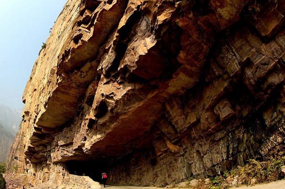 صور اخطر طريق في العالم شقه 13 رجلا بأيديهم صورة رقم 5