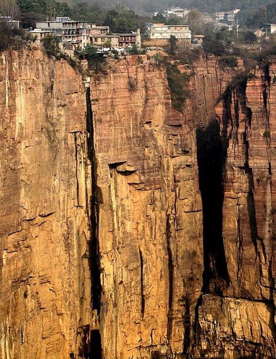 صور اخطر طريق في العالم شقه 13 رجلا بأيديهم صورة رقم 4